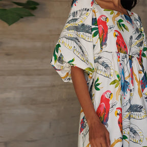 Vestido Carol: A Natureza em Cada Detalhe 🌿🦜