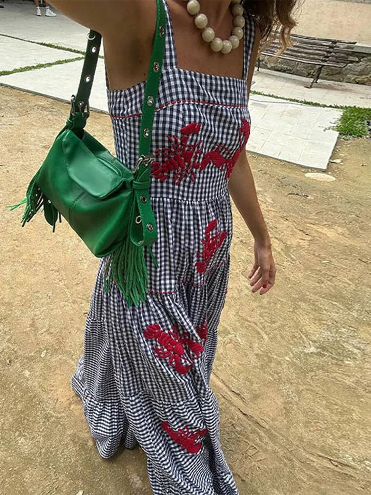 Rafaela, a Rainha do Verão: Brilhe com o Vestido Maxi Bordado Vintage!