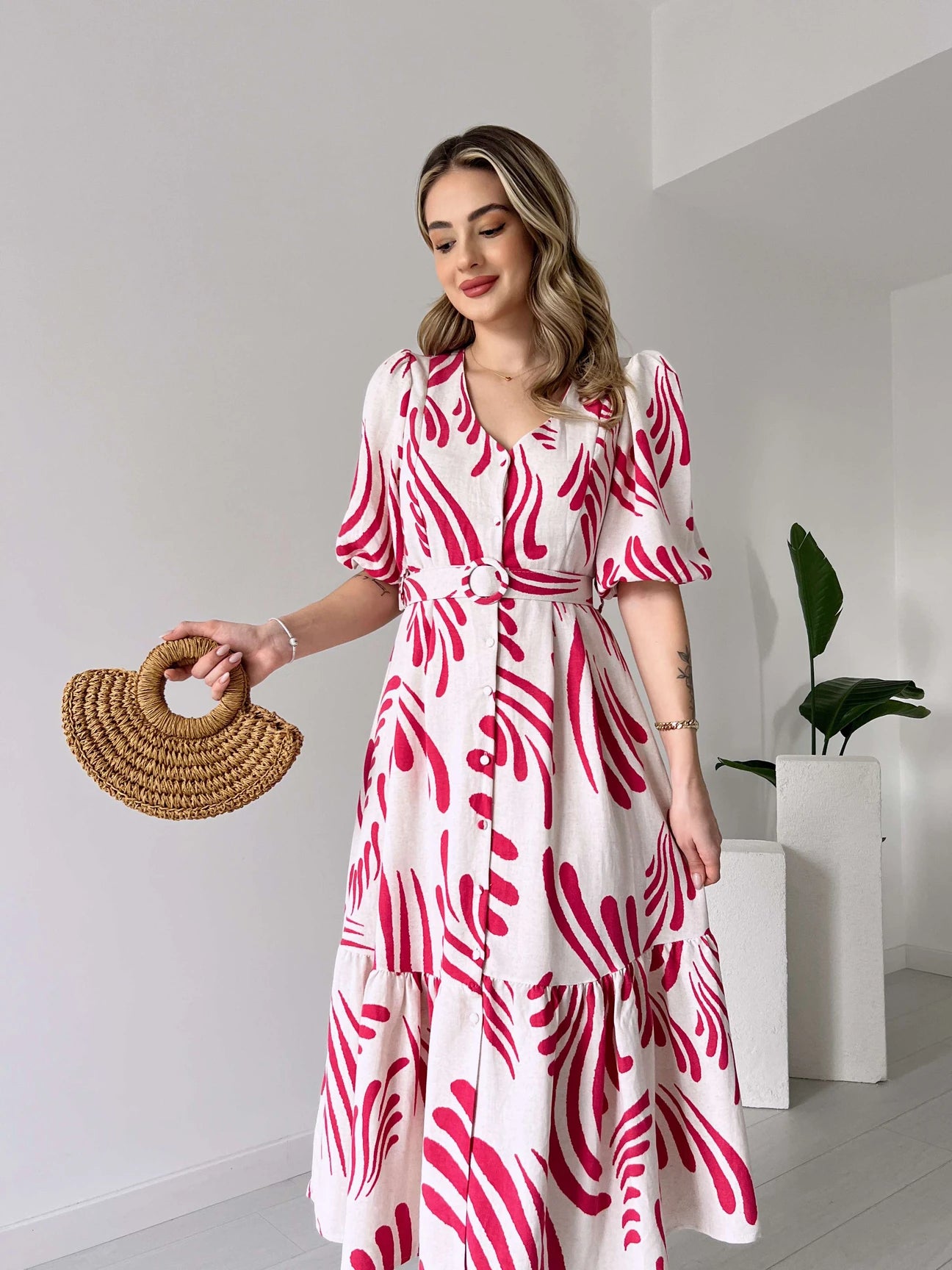 Vestido Carolina: Uma Combinação Elegante de Branco e Rosa